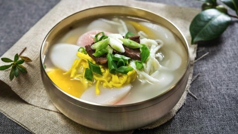Irisan sup kue beras (Tteokguk) adalah hidangan tradisional Korea yang dimakan selama perayaan Tahun Baru Korea.