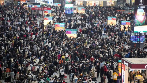 Stasiun kereta api Hongqiao Shanghai dipenuhi pemudik menjelang Tahun Baru Imlek