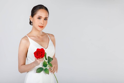 Ilustrasi perempuan memakai dress putih. Foto: Shutterstock