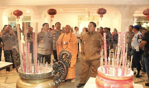 Gubernur Lampung Arinal Djunaidi beserta jajaran forkopimda saat melakukan peninjauan malam tahun baru Imlek. | Foto : Pemprov Lampung