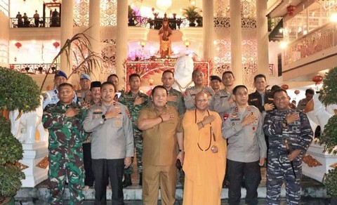 Gubernur Lampung Arinal Djunaidi beserta jajaran forkopimda saat melakukan peninjauan malam tahun baru Imlek. | Foto : Pemprov Lampung