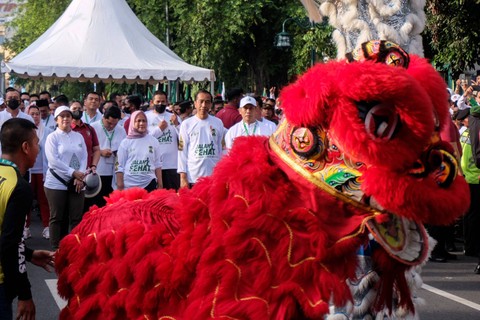 Presiden Joko Widodo mengikuti jalan sehat dalam rangka menuju satu abad Nahdlatul Ulama (NU) di Solo, Jawa Tengah, Minggu (22/1/2023). Foto: Maulana Surya/ANTARA FOTO