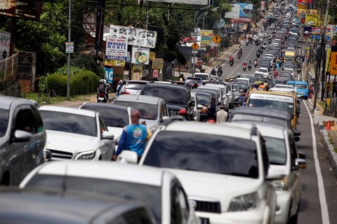 Sejumlah kendaraan wisatawan melintas di Jalan Raya Puncak, Megamendung, Kabupaten Bogor, Jawa Barat, Minggu (22/1/2023). Foto: Yulius Satria Wijaya/ANTARA FOTO