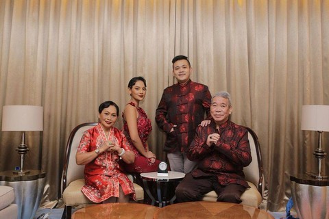 Erika Carlina rayakan imlek bareng keluarga. Foto: Instagram/@eri.carl
