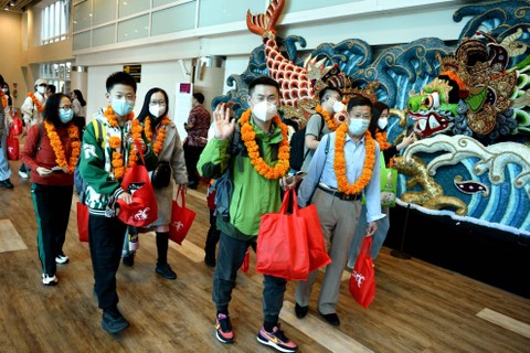 Wisatawan mancanegara asal China tiba di Terminal Internasional Bandara Internasional I Gusti Ngurah Rai, Badung, Bali, Minggu (22/1/2023). Foto: Fikri Yusuf/ANTARA FOTO