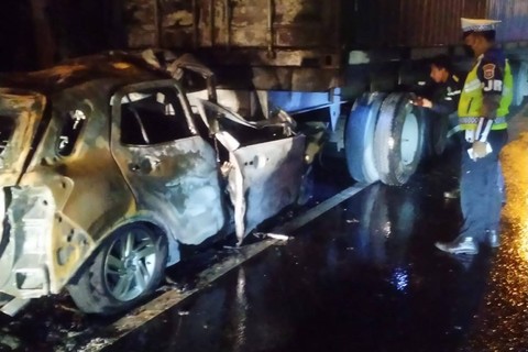 Sisa-sisa kecelakaan maut Tol Soediyatmo KM 22.800 arah Bandara Soekarno Hatta, Minggu (22/1). Foto: Dok. Istimewa