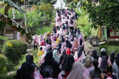 Sukarelawan Srikandi Ganjar Lampung menggelar jalan sehat pagi dengan mengundang perempuan milenial Kabupaten Way Kanan, Minggu (22/1/2023). Foto: Dok. Istimewa