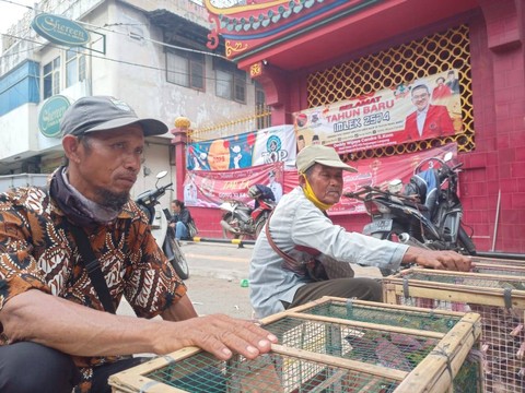 Pedagang burung pipit saat berjualan di depan Wihara Thay Hin Bio, Bandar Lampung. | Foto : Galih Prihantoro/ Lampung Geh