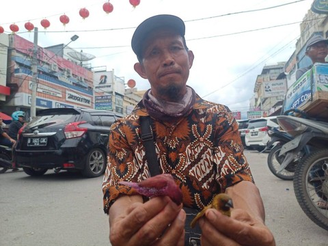 Adin Sanjaya salah satu pedagang burung pipit di kawasan Wihara Thay Hin Bio, Bandar Lampung. | Foto : Galih Prihantoro/ Lampung Geh