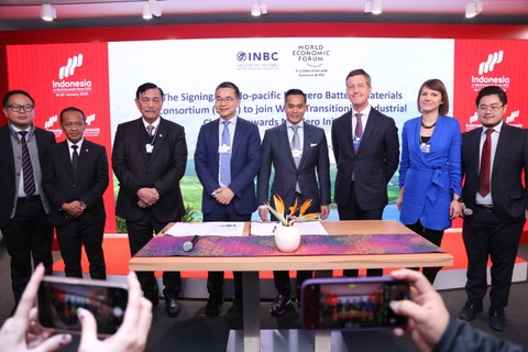 Bakrie & Brothers, Envision Group, dan Glencore plc. menandatangani MoU terkait dengan inisiatif transisi net zero yang diinisiasi Kementerian Investasi di Davos, Swiss, Rabu (19/1/2023). Foto: Kementerian Investasi 