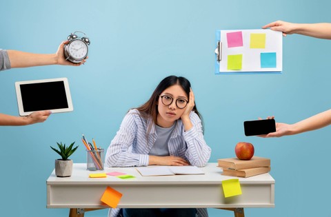 Ilustrasi perempuan hadapi kesibukan kerja yang padat. Foto: Shutterstock