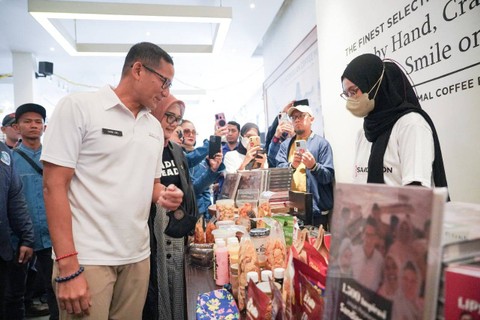Sandiaga Uno saat melihat produk-produk UMKM karya anak muda. Foto: Dok. Istimewa