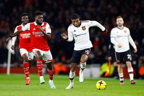 Thomas Partey dari Arsenal beraksi dengan Marcus Rashford dari Manchester United saat pertandingan melawan Manchester United di Stadion Emirates, London, Inggris. Foto: Peter Cziborra/Reuters