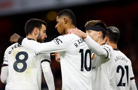 Marcus Rashford dari Manchester United merayakan gol pertama mereka dengan rekan setimnya saat pertandingan di Stadion Emirates, London, Inggris. Foto: Peter Cziborra/Reuters
