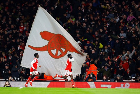 Eddie Nketiah dari Arsenal merayakan gol pertamanya dengan Bukayo Saka saat pertandingan melawan Manchester United di Stadion Emirates, London, Inggris. Foto: Peter Cziborra/Reuters