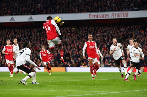 Eddie Nketiah dari Arsenal mencetak gol pertama mereka saat pertandingan melawan Manchester United di Stadion Emirates, London, Inggris. Foto: David Klein/Reuters