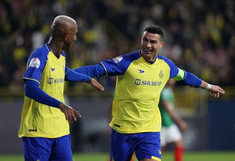 Anderson Talisca dari Al Nassr merayakan gol pertama mereka dengan Cristiano Ronaldo di Mrsool Park, Riyadh, Saudi Arabia. Foto: Ahmed Yosri/Reuters