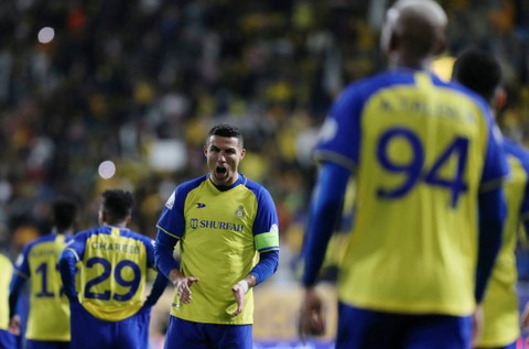 Ekspresi Cristiano Ronaldo dari Al Nassr saat Anderson Talisca dari Al Nassr merayakan gol pertama mereka di Mrsool Park, Riyadh, Saudi Arabia. Foto: Ahmed Yosri/Reuters