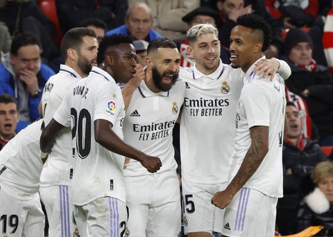 Karim Benzema dari Real Madrid merayakan gol pertamanya bersama Vinicius Junior, Federico Valverde, Eder Militao dan Nacho di San Mames, Bilbao, Spanyol. Foto: Vincent West/Reuters