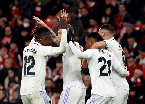 Toni Kroos dari Real Madrid merayakan gol kedua mereka dengan Eduardo Camavinga, Rodrygo dan Karim Benzema di San Mames, Bilbao, Spanyol. Foto: Vincent West/Reuters