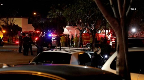 Petugas tanggap darurat di lokasi penembakan, setelah penembakan di Monterey Park, California, AS, 22 Januari 2023. Foto: TNLA/Handout via REUTERS