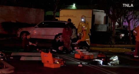 Petugas tanggap darurat di lokasi penembakan, setelah penembakan di Monterey Park, California, AS, 22 Januari 2023. Foto: TNLA/Handout via REUTERS
