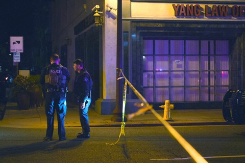 Polisi berjaga di lokasi penembakan di Monterey Park, California, AS 21 Januari 2023. Foto: Allison Dinner/Reuters