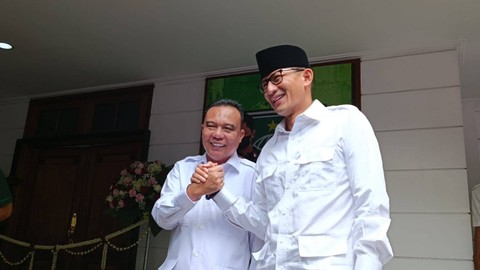 Salam komando Ketua Harian DPP Partai Gerindra Dasco dan Wakil Ketua Dewan Pembina Partai Gerindra Sandiaga Uno di acara peresmian Sekber Gerindra-PKB, Menteng, Jakarta, Senin (23/1). Foto: Zamachsyari/kumparan