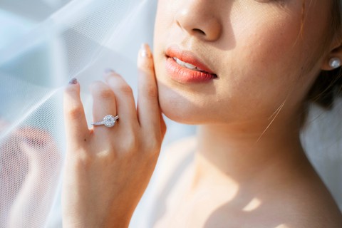 Ilustrasi wanita mengenakan cincin di jari manis kiri. Foto: theshots.co/Shutterstock