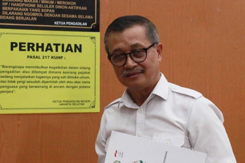Mantan Wakapolri Komjen Pol (Purn) Oegroseno (kanan) bersiap memberikan kesaksian pada sidang lanjutan kasus dugaan perintangan penyidikan pembunuhan Brigadir Yosua di PN Jakarta Selatan, Jakarta, Jumat (20/1/2023). Foto: Reno Esnir/ANTARA FOTO