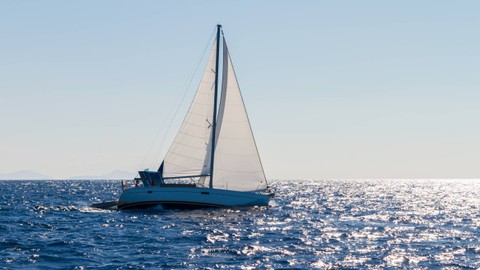 Ilustrasi kapal terjebak di tengah laut. Foto: JSvideos/Shutterstock