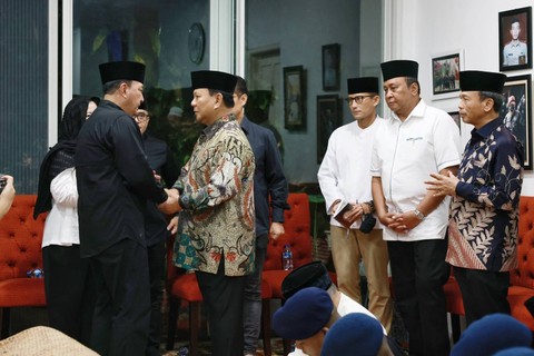 Menhan Prabowo Subianto melayat ke rumah duka Soedarno Hendroto, ayah Kepala BIN Budi Gunawan, Selasa (24/1/2023). Foto: Kemhan RI
