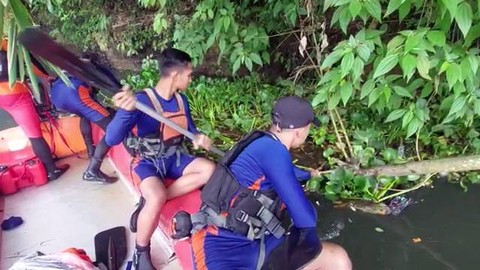 Pencarian seorang pemuda di Minahasa yang terjatuh dari atas jembatan ke sungai di Desa Wawalintoan.