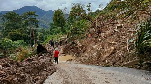 Tanah longsor menutup badan jalan. Foto: Polres Bener Meriah