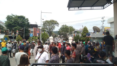 Tuntut pelaku pembakaran segera ditangkap, warga KKST datangi Polresta Sorong Kota, foto: Yanti/BalleoNEWS