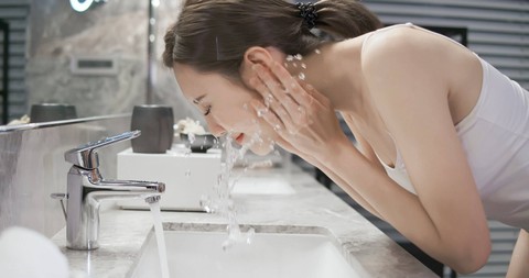 Ilustrasi cuci muka. Foto: Shutterstock
