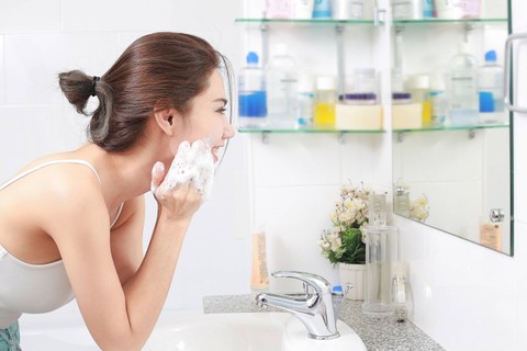 Ilustrasi cuci muka. Foto: Shutterstock