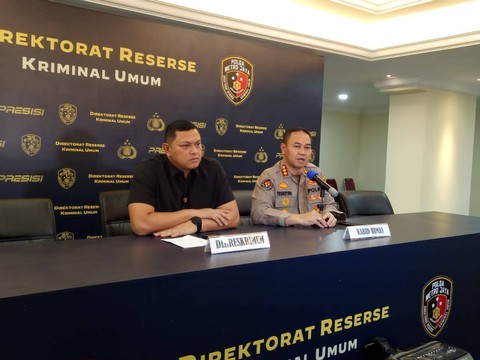 Dirreskrimum Polda Metro Jaya Kombes Hengki Haryadi (kiri) dan Kabid Humas Polda Metro Jaya Kombes Trunoyudo Wisnu Andiko (kanan) saat menyampaikan update kasus pembunuhan berantai yang dilakukan Wowon CS, Selasa (24/1). Foto: Ananta Erlangga/kumparan