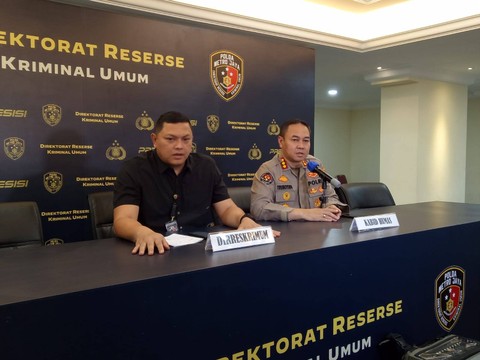 Dirreskrimum Polda Metro Jaya Kombes Hengki Haryadi (kiri) dan Kabid Humas Polda Metro Jaya Kombes Trunoyudo Wisnu Andiko (kanan) saat menyampaikan update kasus pembunuhan berantai yang dilakukan Wowon CS, Selasa (24/1). Foto: Ananta Erlangga/kumparan