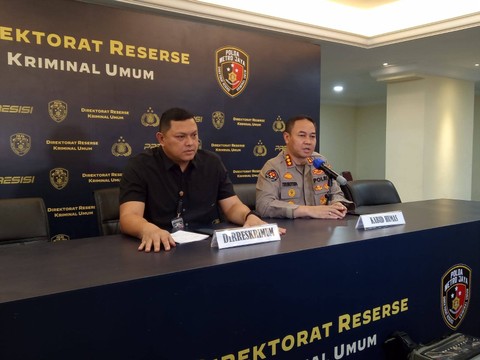 Dirreskrimum Polda Metro Jaya Kombes Hengki Haryadi (kiri) dan Kabid Humas Polda Metro Jaya Kombes Trunoyudo Wisnu Andiko (kanan) saat menyampaikan update kasus pembunuhan berantai yang dilakukan Wowon CS, Selasa (24/1). Foto: Ananta Erlangga/kumparan