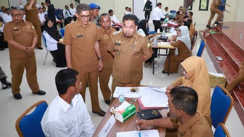 Pj Bupati Aceh Besar, Muhammad Iswanto (tengah) saat meninjau validasi ulang pegawai kontrak. 