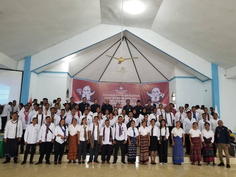 Keterangan foto: Pelantikan PPS untuk pemilu serentak tahun 2024 di kabupaten Lembata. Foto:Teddi L.