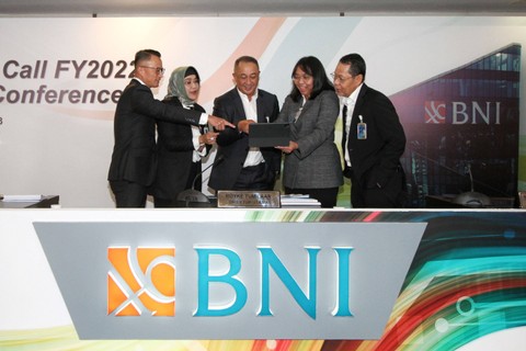 Direktur Utama BNI Royke Tumilaar (tengah) pada Press Conference Paparan Kinerja Keempat 2022, Jakarta, Selasa (24/1/2023). Foto: Bank BNI