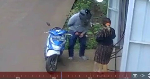 Potongan gambar video pria yang pamer alat kelamin kepada penjual bensin di Palembang. (ist)