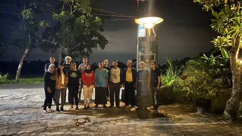 Sejumlah pegiat UFO berfoto di monumen UFO, di Berbah, Sleman. Foto: Dok. IUN
