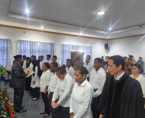 Ketua KPU Raja Ampat, Steven Eibe, S STP, Lantik 32 anggota PPS se Raja Ampat di aula kantor KPU Raja Ampat. Foto Wim/BalleoNEWS