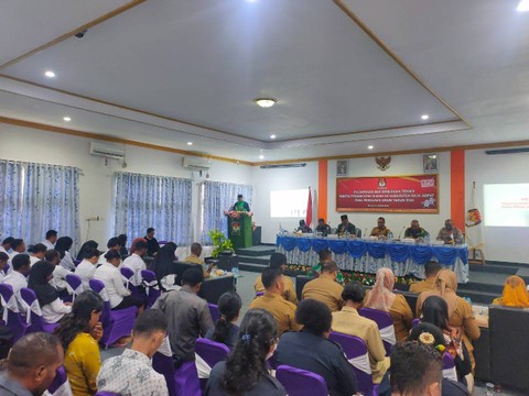 Bupati Raja Ampat, Abdul Faris Umlati, SE saat membuka acara pelantikan PPS SE kabupaten Raja Ampat. Foto Wim/BalleoNEWS