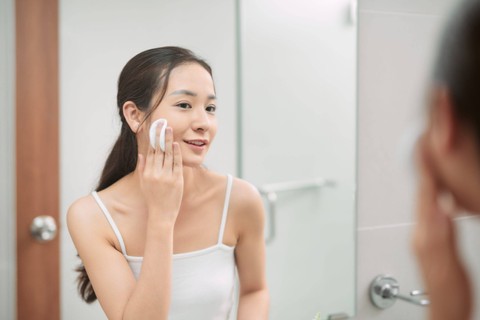 Ilustrasi perempuan membersihkan wajah. Foto: Shutterstock