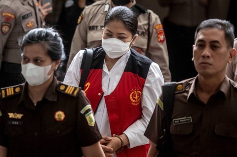 Terdakwa kasus pembunuhan berencana Brigadir Yosua, Putri Candrawathi (tengah), dengan pengawalan petugas bersiap mengikuti sidang dengan agenda pembacaan pledoi di Pengadilan Negeri Jakarta Selatan, Jakarta, Rabu (25/1/2023). Foto: Aprillio Akbar/ANTARA FOTO