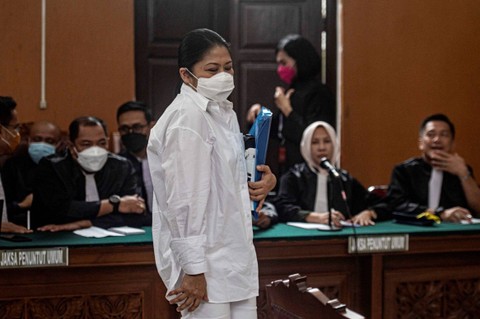 Terdakwa kasus pembunuhan berencana Brigadir Yosua, Putri Candrawathi (tengah), bersiap menjalani sidang dengan agenda pembacaan pledoi di Pengadilan Negeri Jakarta Selatan, Jakarta, Rabu (25/1/2023). Foto: Aprillio Akbar/ANTARA FOTO